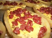 Aprenda a fazer uma cremosa batata recheada com queijo e calabresa