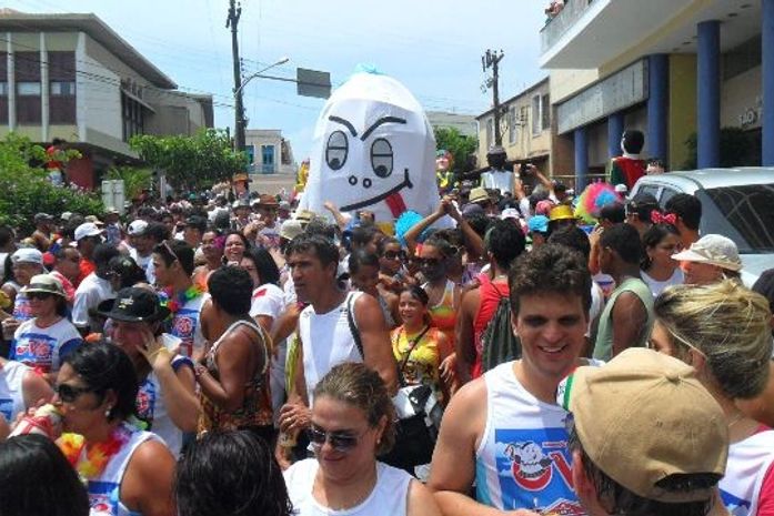 Bloco Ovo da Madrugada arrasta milhares de foliões