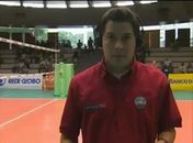 Jornalista do Sportv toma bolada na cabeça em aquecimento da Superliga