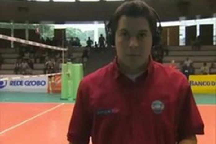 Jornalista do Sportv toma bolada na cabeça em aquecimento da Superliga