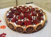Chocolate e morango, dupla infalível! Delicie-se com essa torta napolitana