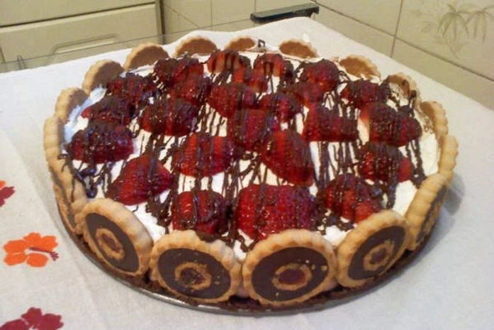 Chocolate e morango, dupla infalível! Delicie-se com essa torta napolitana