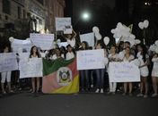 Milhares fazem passeata em homenagem às vítimas em Santa Maria