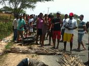 Colisão entre motos deixa mulher morta e jovem ferido em AL