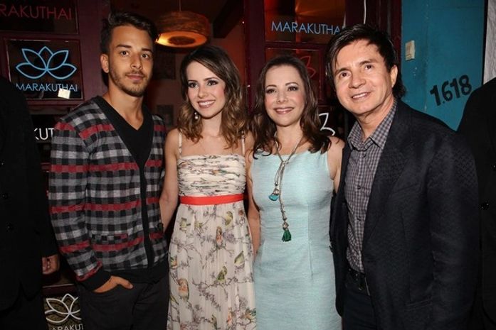 Apagando velinhas! Sandy comemora 30 anos com jantar em família em São Paulo