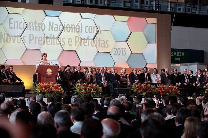 Dilma Rousseff anuncia R$ 66 bi para prefeitos