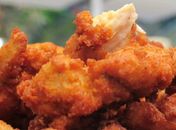 Veja como preparar um frango bem temperado e empanado com parmesão