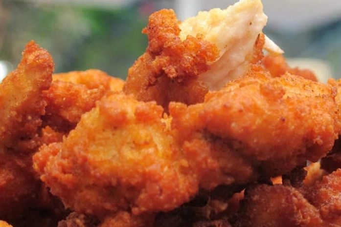 Veja como preparar um frango bem temperado e empanado com parmesão