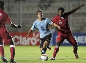 Max Barrios (à direita) em ação em jogo do Peru contra o Uruguai pelo Sul-Americano sub-20, em San Juan (Argentina)
