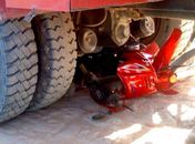 Moto foi arrastada e ficou presa embaixo do veículo
