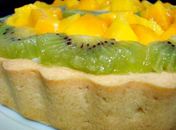 Torta de manga com kiwi fica uma delícia. Aprenda a preparar e sirva gelada