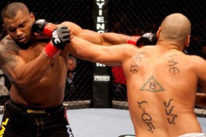 Assuério Silva (esq.) em luta contra Brandon Vera
no UFC 60, em Los Angeles