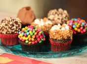Cupcake colorido: aprenda a fazer em casa esse delicioso bolinho