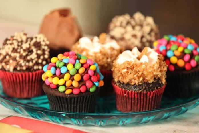 Cupcake colorido: aprenda a fazer em casa esse delicioso bolinho