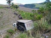 Carreta capotou após sair da pista