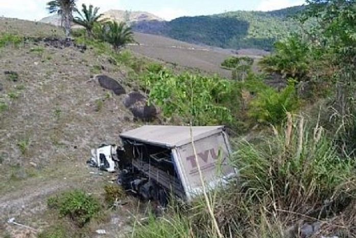 Carreta capotou após sair da pista