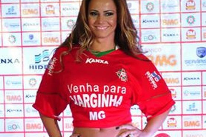 Viviane Araújo rouba a cena em cerimônia do Boa Esporte