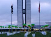 O gramado em frente ao Congresso Nacional amanheceu hoje com 81 vassouras, baldes e panos de chão. Movimentos anticorrupção pedem um presidente ficha limpa
