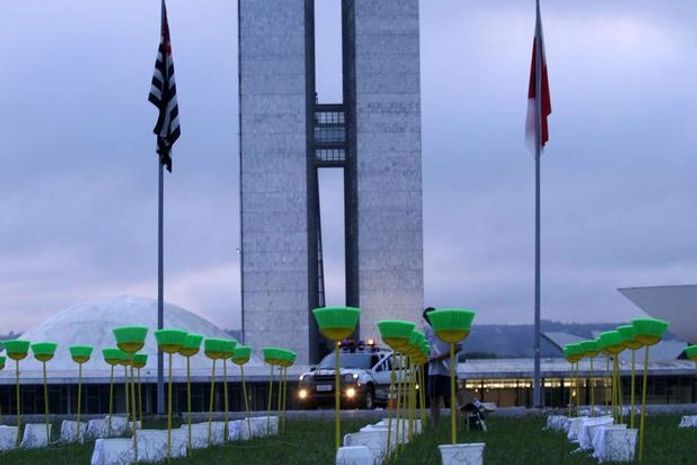 O gramado em frente ao Congresso Nacional amanheceu hoje com 81 vassouras, baldes e panos de chão. Movimentos anticorrupção pedem um presidente ficha limpa