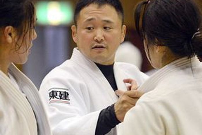Judocas olímpicas acusam técnico do Japão de agressão com espada de bambu