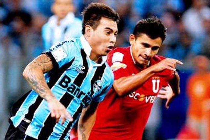 Grêmio sofre, vê queda de alambrado, mas elimina LDU