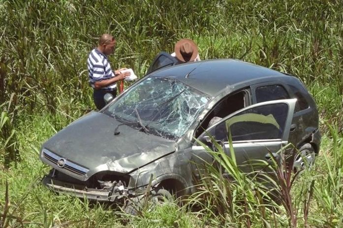 Policiais civis revistam o veículo a procura de informações dos assaltantes