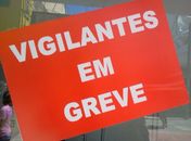 Vigilantes paralisam atividades e bancos do Centro fecham