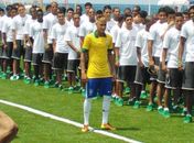 Neymar serve de modelo e Seleção Brasileira ganha nova camisa