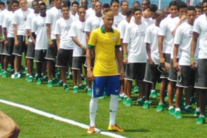 Neymar serve de modelo e Seleção Brasileira ganha nova camisa