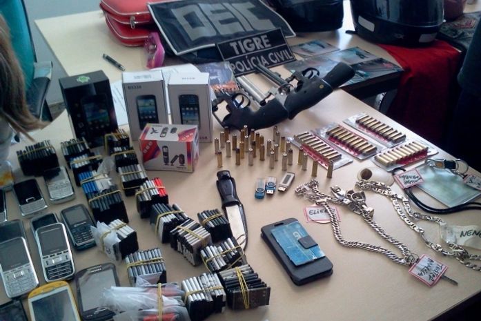 Armas, munições e celulares foram apreendidos com assaltantes