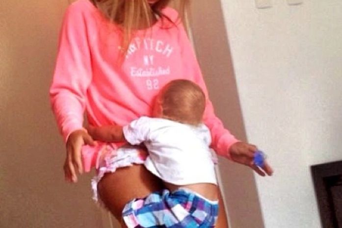 Filho de Neymar aparece em foto fazendo graça com a mãe