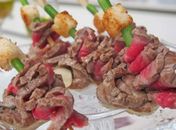 Rosbife temperado com toque de limão vai à mesa frio e com torradas; anote