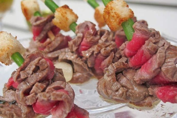 Rosbife temperado com toque de limão vai à mesa frio e com torradas; anote