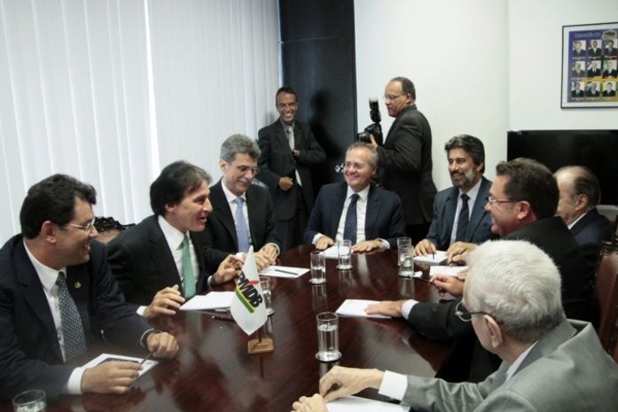 Por aclamação, bancada do PMDB indica Renan como candidato a presidente do Senado