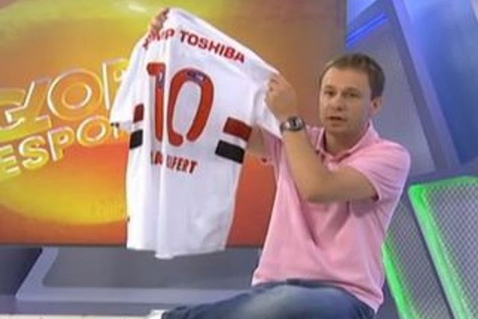 Após ser chamado de palmeirense, Leifert ganha camisa do São Paulo