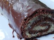 Experimente um delicioso rocambole de nozes com cobertura de chocolate