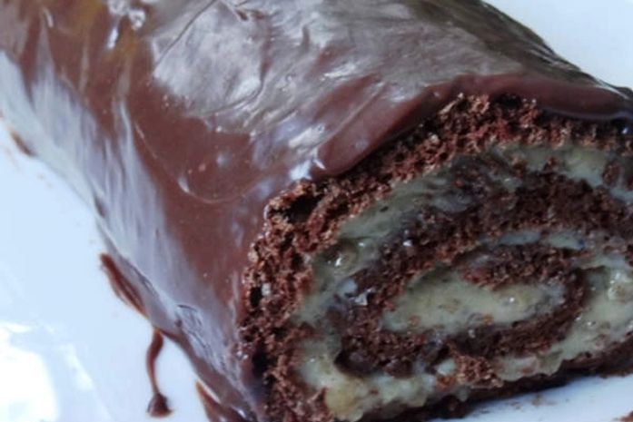 Experimente um delicioso rocambole de nozes com cobertura de chocolate