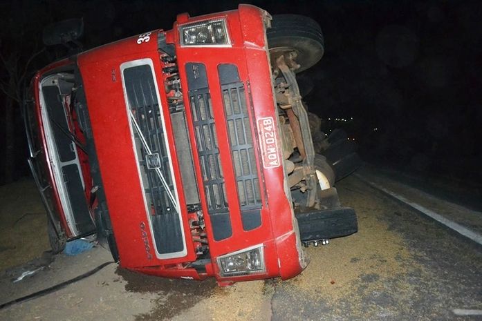 Carreta tombou e carga foi saqueada