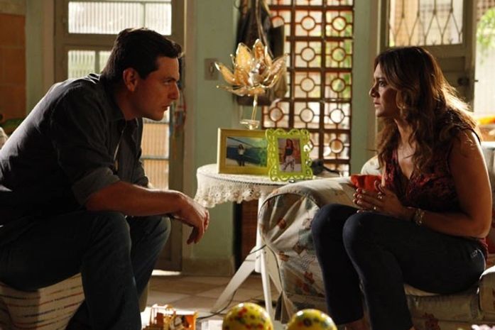 Lucimar conta para Théo que Morena está envolvida com droga