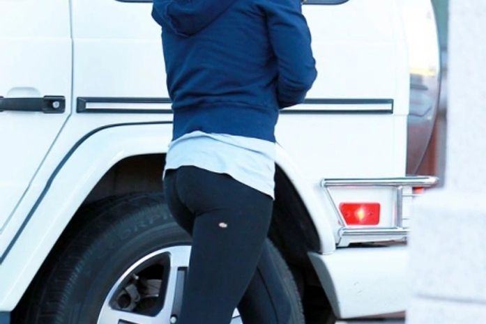 Em dia de academia, Britney Spears aparece com a calça furada