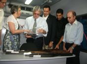 Jardel Aderico, Regina Miki, Teotonio Vilela e Dario Cesar vêm as armas apreendidas no ônibus do desarmamento