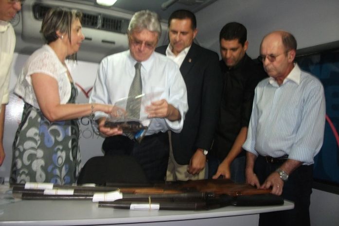 Jardel Aderico, Regina Miki, Teotonio Vilela e Dario Cesar vêm as armas apreendidas no ônibus do desarmamento