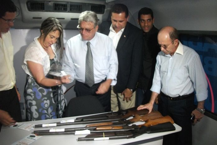 Jardel Aderico, Regina Miki, Teotonio Vilela e Dario Cesar vêm as armas apreendidas no ônibus do desarmamento