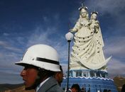 Estátua da Virgem de Socavón durante a inauguração nesta sexta-feira (1º) em Oruro, na Bolívia 