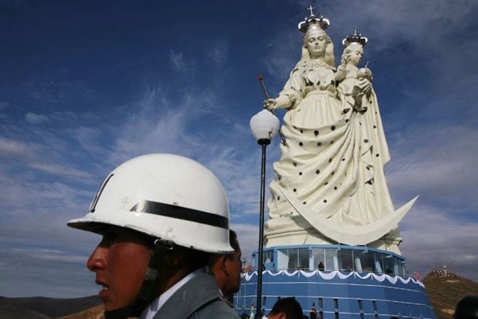 Estátua da Virgem de Socavón durante a inauguração nesta sexta-feira (1º) em Oruro, na Bolívia