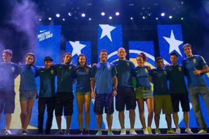 Com Ronaldo e Cigano, Seleção Brasileira apresenta 2º uniforme