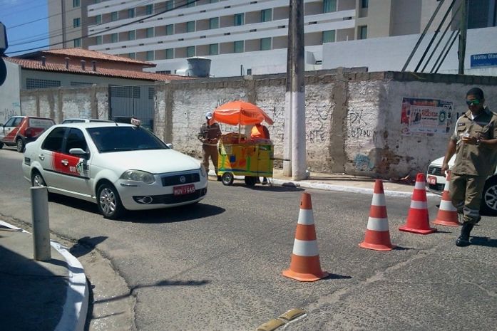Agentes da SMTT estão nas ruas orientando motoristas
