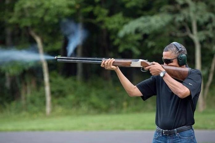 Após polêmica, Casa Branca divulga foto de Obama praticando tiro