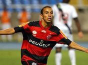 Mais forte 5 kg, Rafinha chega a 30 km/h, supera Neymar e brilha no Flamengo