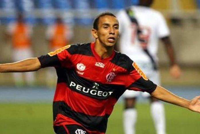Mais forte 5 kg, Rafinha chega a 30 km/h, supera Neymar e brilha no Flamengo